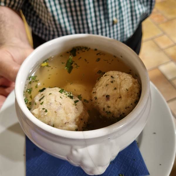 Canederli in brodo fatti in casa  #mangiarbene  #ristorante #kapuziner 